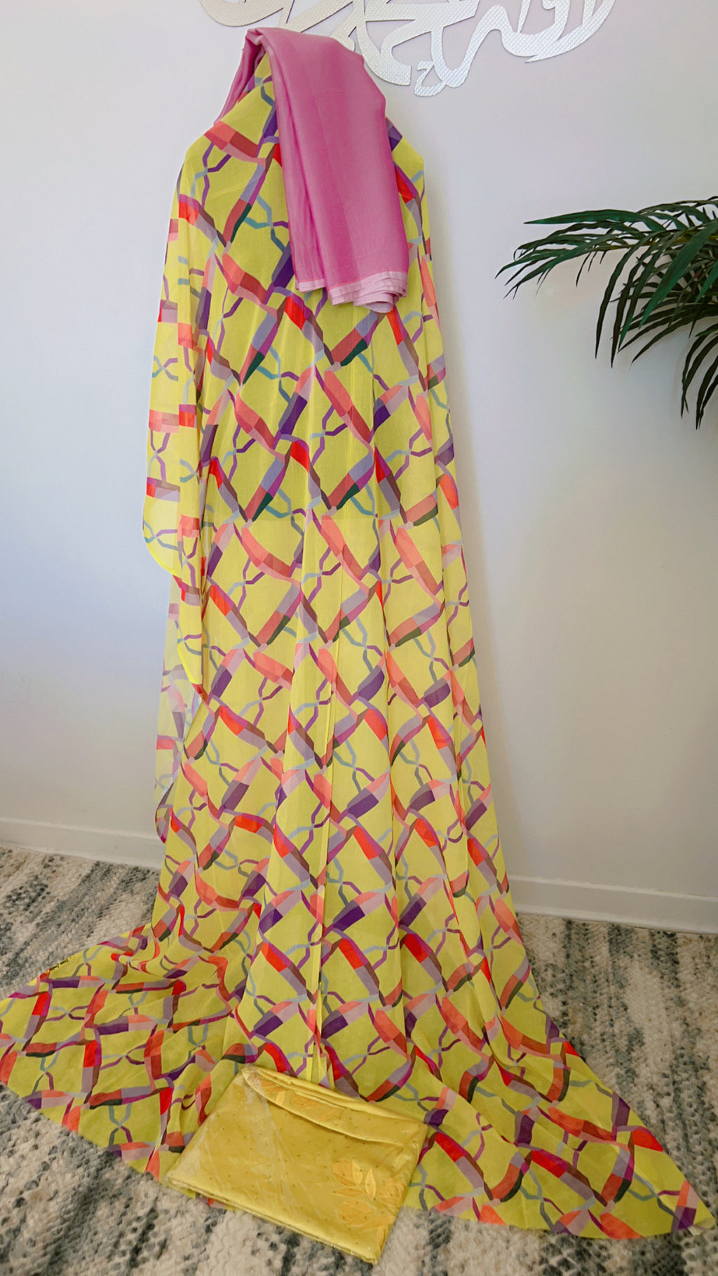 A beautifull Dirac somali full bac set. Free size with Yalow  gogora and pink garbasaar