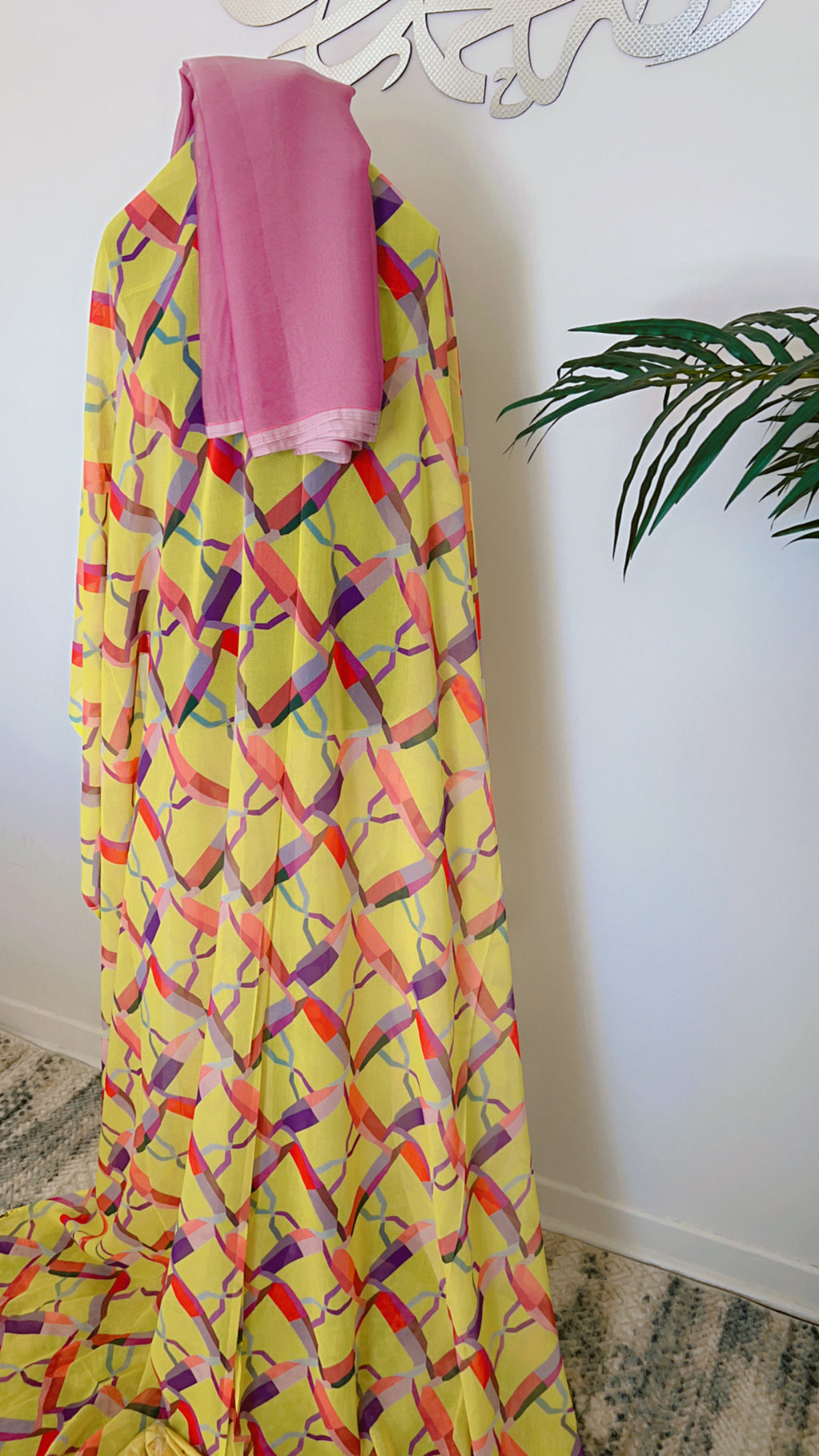 A beautifull Dirac somali full bac set. Free size with Yalow  gogora and pink garbasaar