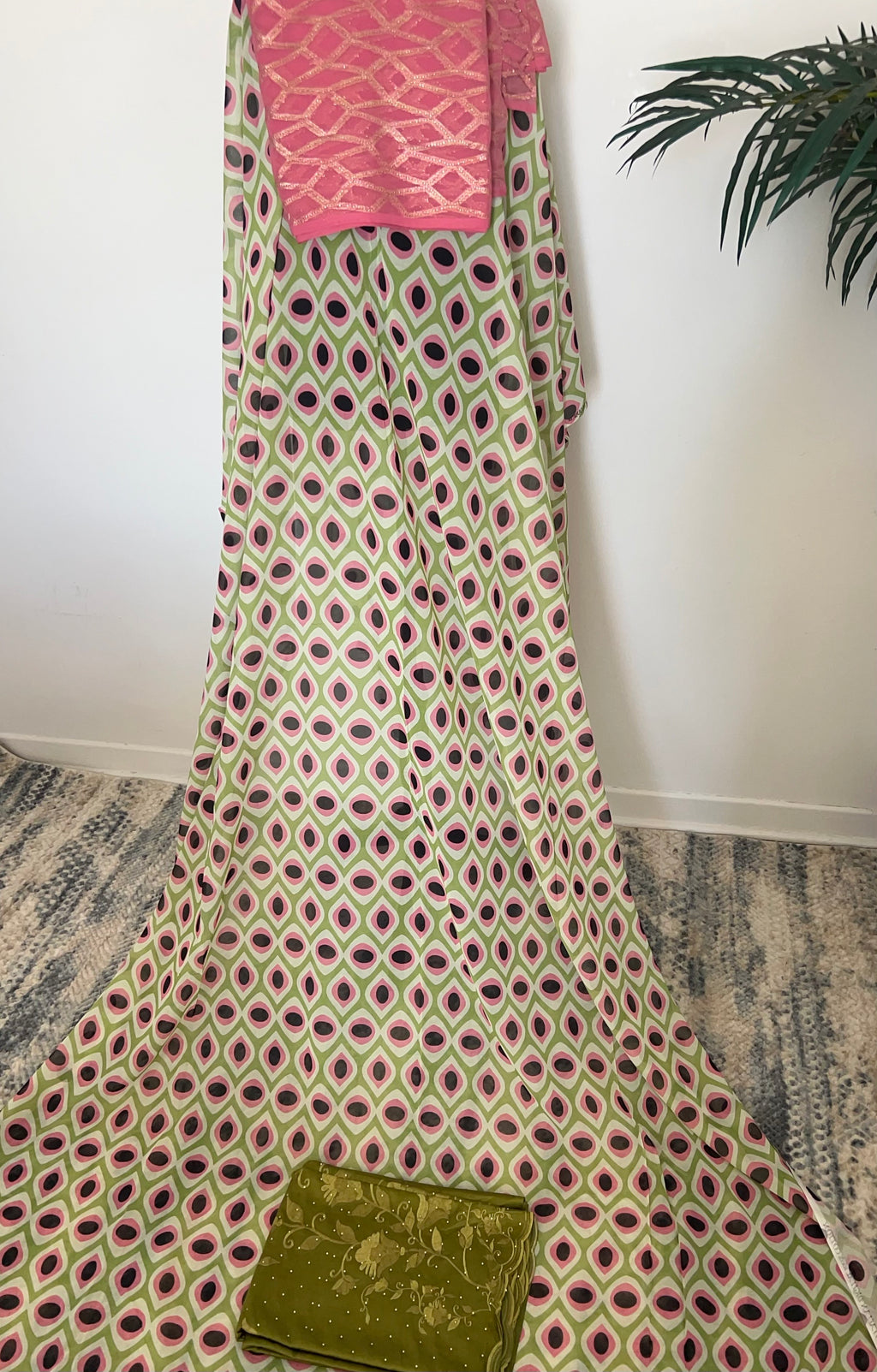 A beautiful Italian Green/pink Dirac full bac, free size print.