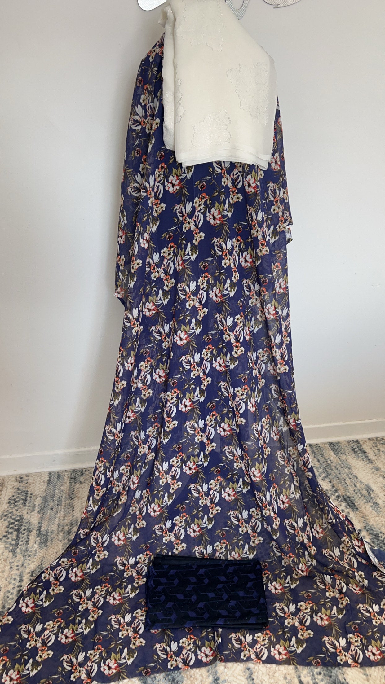 Euro modda dirac set Free siz. full bac with white chiffon garbasaar and blue navy gogora